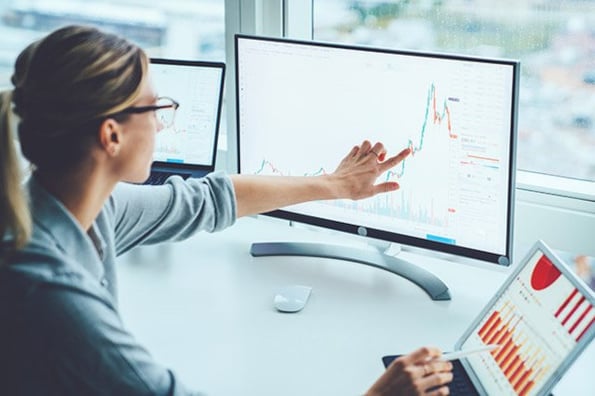 marketer using google analytics alternative to view web analytics