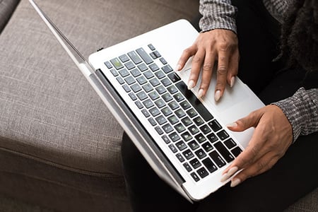 Frau am Laptop arbeitet an GUI
