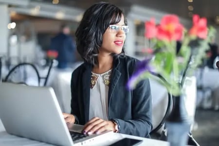 marketing manager implementing heading tags on website for seo