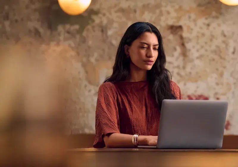 Eine Person arbeitet am Laptop