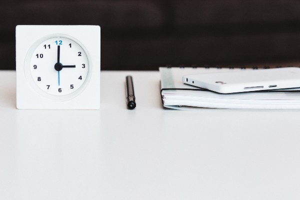 horloge agenda et smartphone