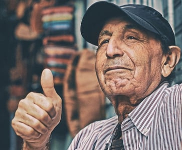 homme lève le pouce