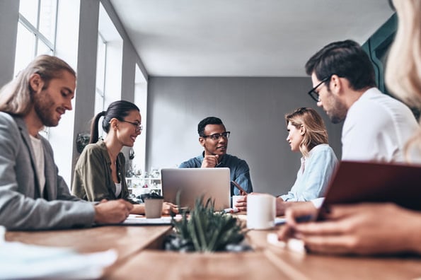 Group of marketers and developers discussing how to remove sidebars in wordpress