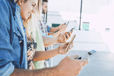 Personen sehen sich Instagram Ads auf Smartphone an