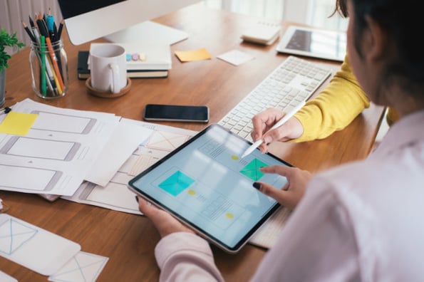 marketer choosing elements to including on landing page template