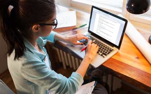 marketer building a survey through the best online quiz makers