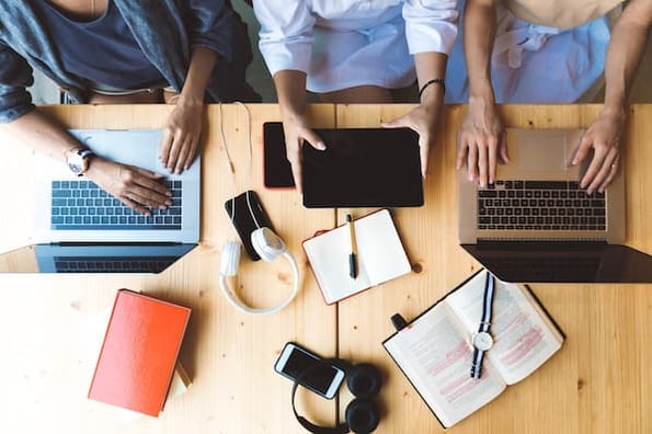 equipo que planifica la estrategia digital para incorporar nuevas técnicas de marketing