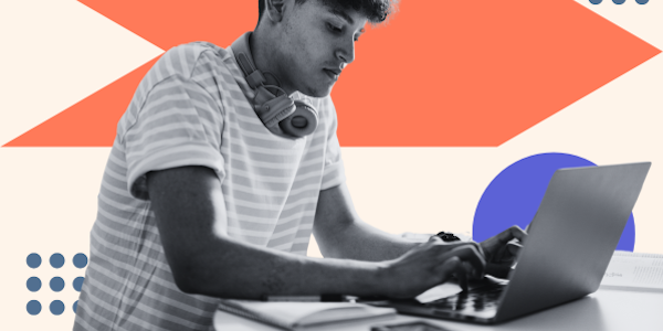 Mann am Laptop schreibt FAQ