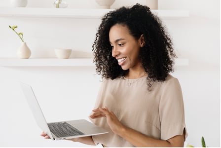 Acheteuse fidélisée grâce à une expérience client optimale