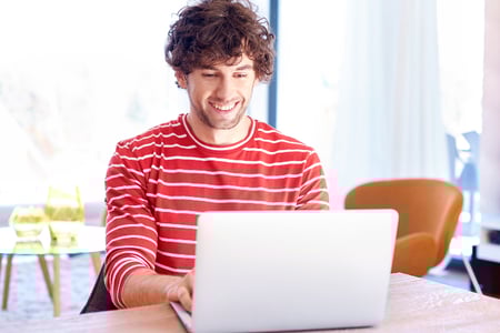 pessoa usa software gratuito de agendamento de reuniões para facilitar o dia a dia 