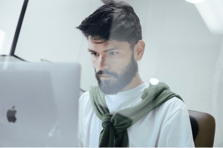 homme travaillant sur son ordinateur 