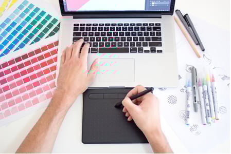 Collaborateur élaborant une palette de couleurs