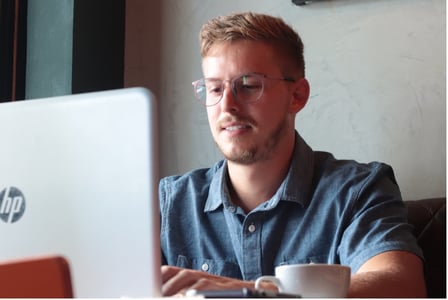 Collaborateur mettant à jour le résumé LinkedIn de l’entreprise