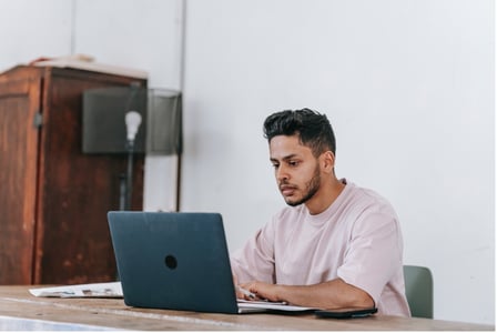 Collaborateur en plein remarketing