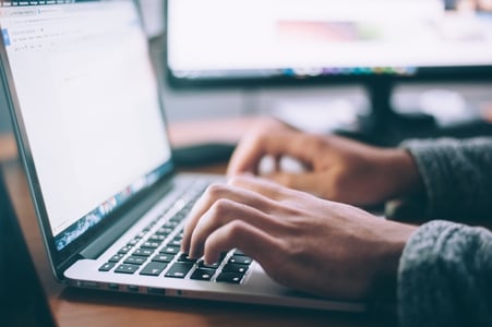 Collaborateur rédigeant une fiche mémo