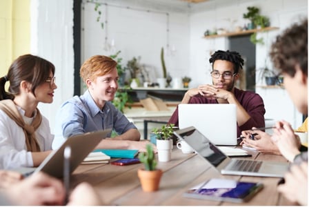 Collaborateurs en train de réfléchir à la conduite du changement