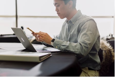 Collaborateur traitant une réclamation client