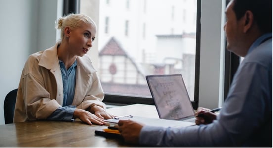 Collaborateur utilisant la méthode HBDI lors d'un entretien client