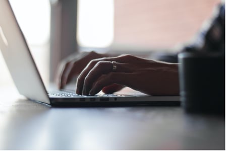 Personne créant un carrousel LinkedIn