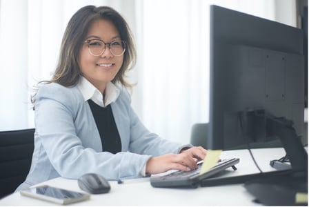 Collaboratrice en train de programmeur un e-mail