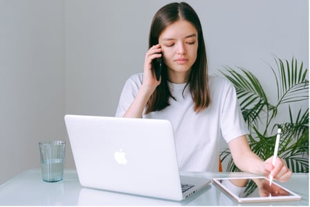 Collaboratrice membre du service de support client
