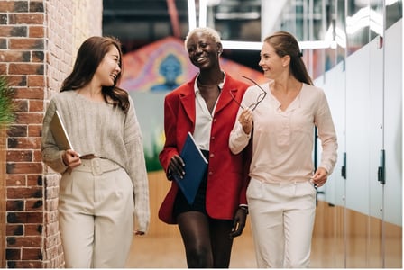 trois femmes marchant au bureau en souriant