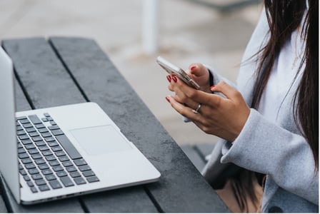 collaboratrice sur ordinateur et téléphone