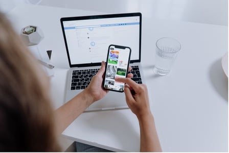 Collaboratrice utilisant le meilleur réseau social pour faire du marketing