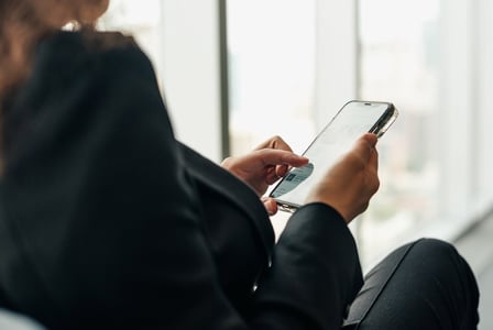 Collaboratrice vérifiant la portée de la stratégie de marketing de luxe de l'entreprise