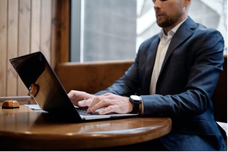 Commercial appliquant la méthode Challenger Sales