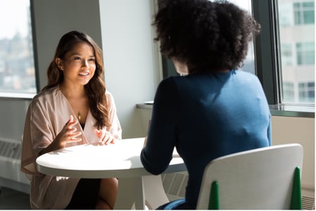 Commerciale expliquant à un membre de son équipe comment négocier un prix