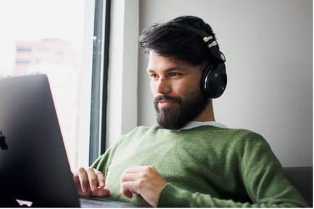 Commercial utilisant un outil de Sales Intelligence