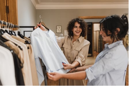 Deux clientes profitant du concept shop in shop