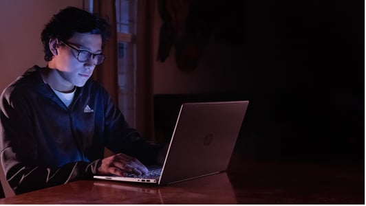 Développeur utilisant un éditeur HTML pour coder