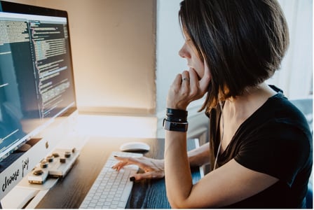 Développeuse utilisant les media queries en CSS pour créer un site responsive