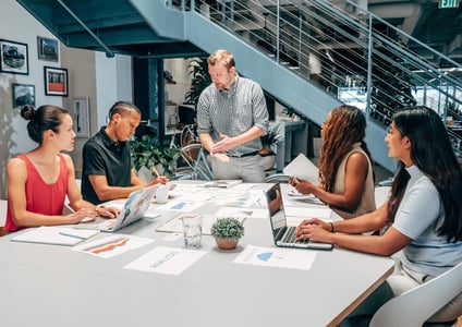Équipe de collaborateurs préparant une stratégie de sell-in et de sell-out