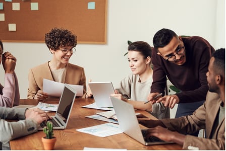 Équipe performante grâce à la symétrie des attentions mise en place