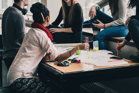 Étudiants convaincus par la stratégie de marketing scolaire de leur établissement