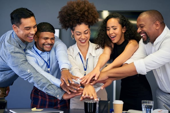 time de vendas celebra sucesso da implementação da máquina de vendas na empresa 