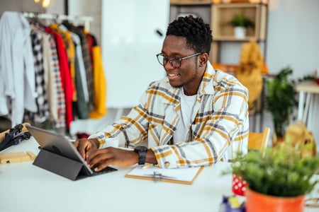 usuário navega tutorial em laptop para aprender a usar o Meta Ads
