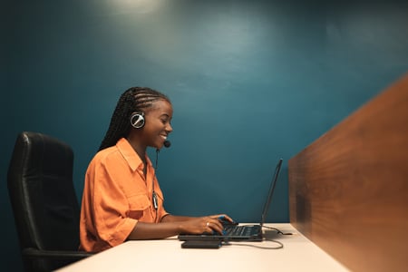 funcionária trabalha em sac de empresa 