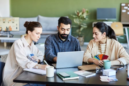 time de marketing conversa sobre a aplicação de escalabilidade nos negócios