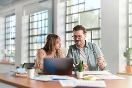 Confira este artigo para aprender sobre as vantagens da estratégia de retail media e como investir nela.