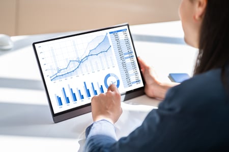 gestor de tráfego analisa gráfico com dados sobre o tráfego de um website 