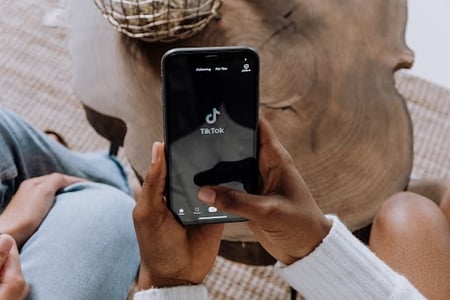 Utilisateur en train de gagner des abonnés tiktok sur son téléphone