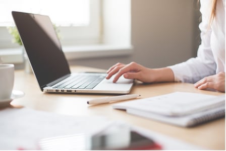 Personne utilisant un outil de monitoring pour son site web