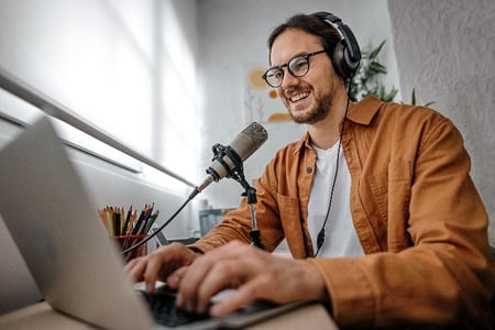 jornalista trabalha em seu computador utilizando boas práticas de SEO 