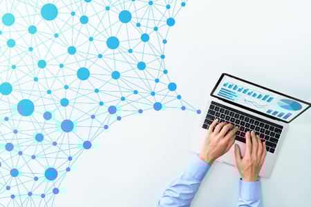 imagem mostra pessoa digitando dados em um notebook em que se vê gráficos com resultados - um sistema de tickets pode ajudar você a melhorar o atendimento ao cliente e obter resultados mais expressivos 