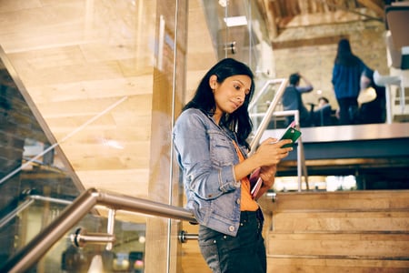 mulher navega em rede social no celular - descubra o que é a Threads