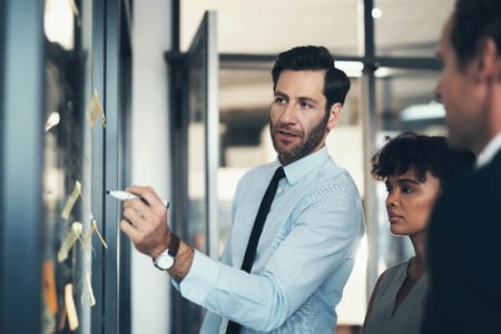 vendedores participam de reunião no escritório - homens e mulheres em trajes de escritório discutindo estratégias de vendas